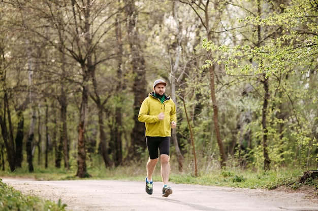 Uomo che corre al mattino in un parco