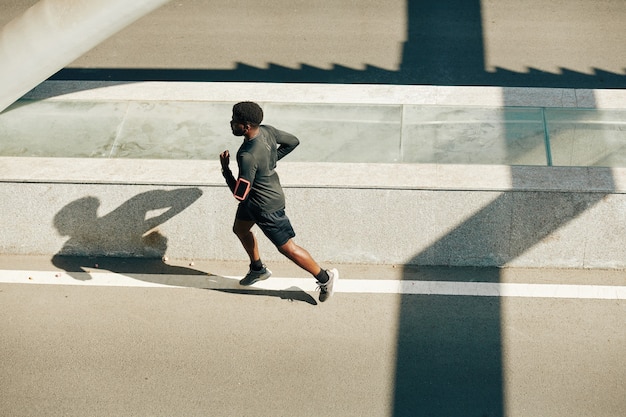 Uomo che corre al mattino