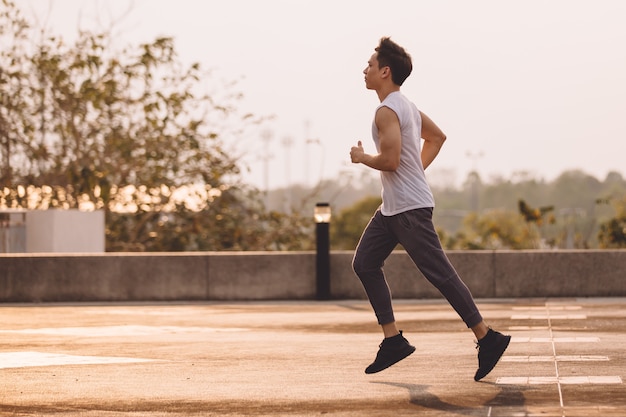 Uomo che corre al parco