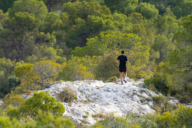 Uomo che corre attraverso la montagna.