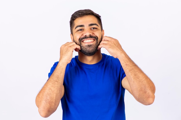 Uomo che corre con la mano attraverso la barba sorridendo alla telecamera