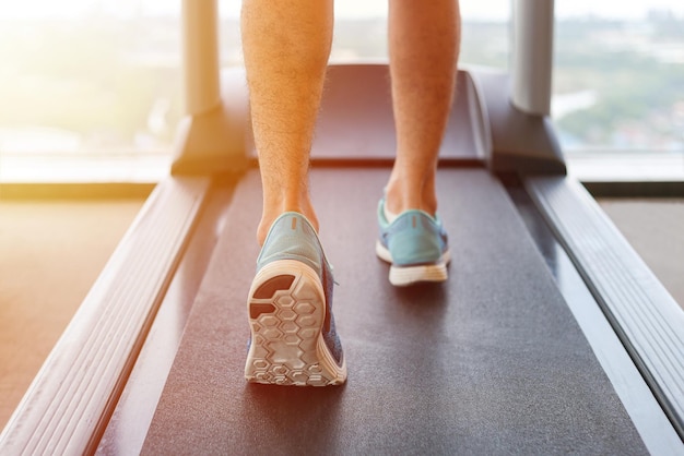 Uomo che corre in palestra su un tapis roulant