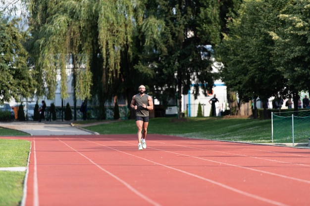 Uomo che corre in pista