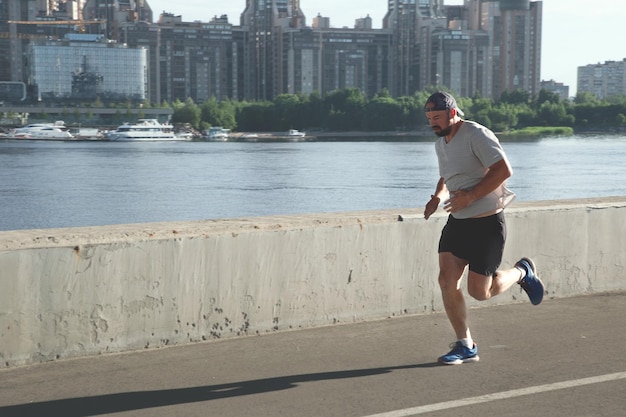 uomo che corre per strada