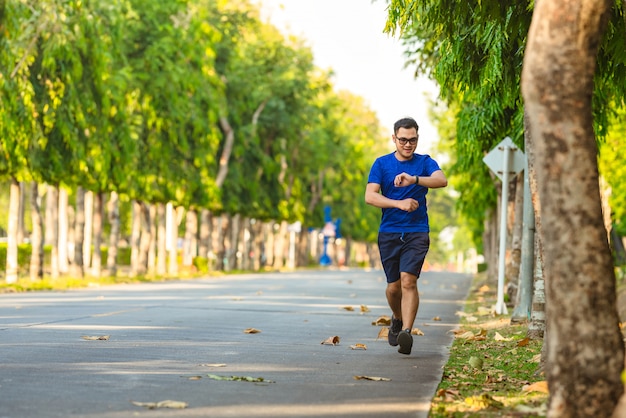 Uomo che corre sul parco pubblico