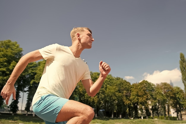 Uomo che corre sulla pista dell'arena