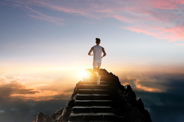 Uomo che corre sullo sfondo del cielo al tramonto