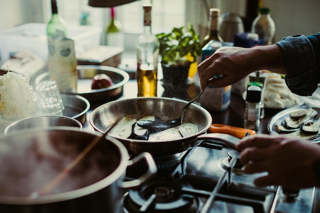 Uomo che cucina a casa