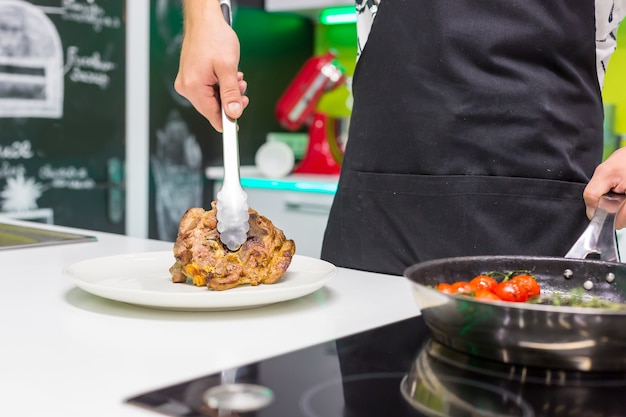 Uomo che cucina a casa