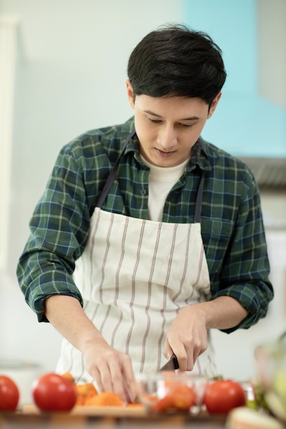 Uomo che cucina con le verdure in cucina