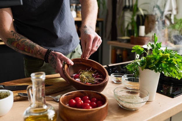 Uomo Che Cucina Insalata Di Verdure In Cucina