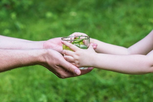 Uomo che dà acqua al bambino