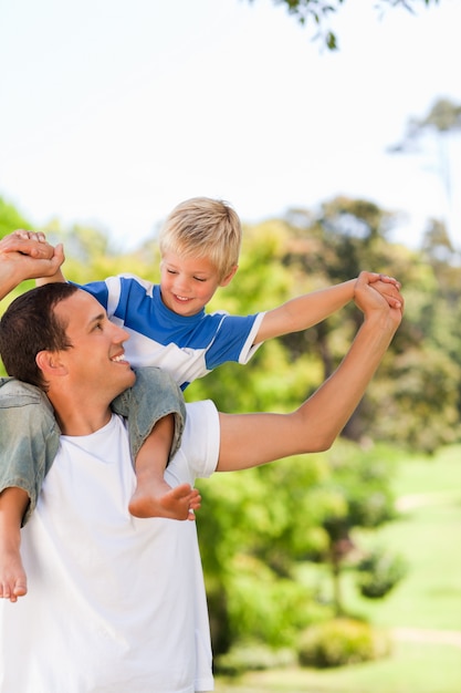 Uomo che dà al figlio un piggyback