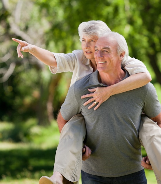 Uomo che dà alla moglie un piggyback