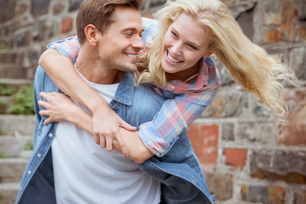 Uomo che dà alla sua bella ragazza un dorso