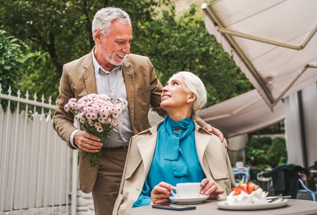 Uomo che dà fiori a sua moglie