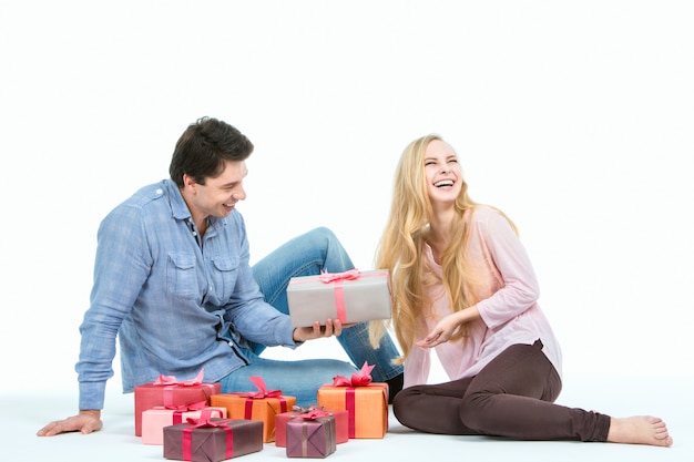 Uomo che dà il regalo della donna