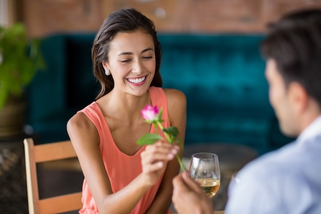 Uomo che dà la rosa rossa alla donna