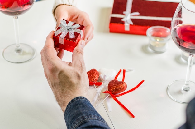 Uomo che dà piccolo regalo durante la cena