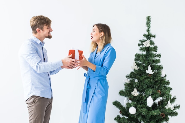 Uomo che dà un regalo di Natale alla sua ragazza