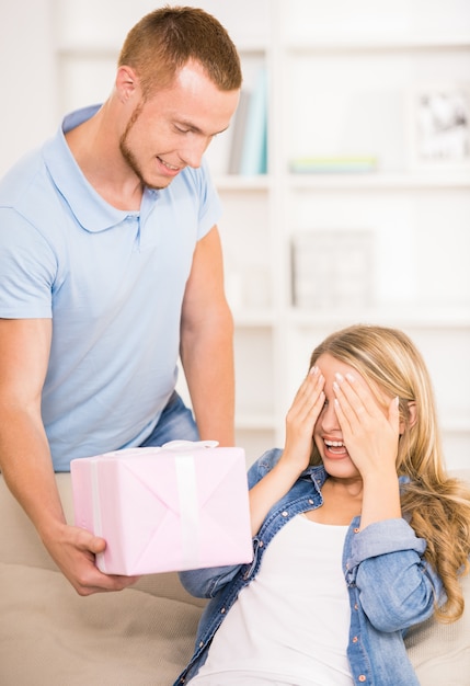 Uomo che dà una scatola con regalo alla sua bella fidanzata.