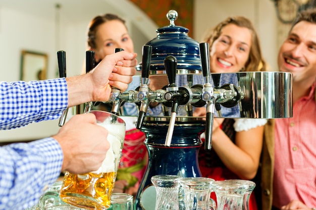 Uomo che disegna birra dal rubinetto