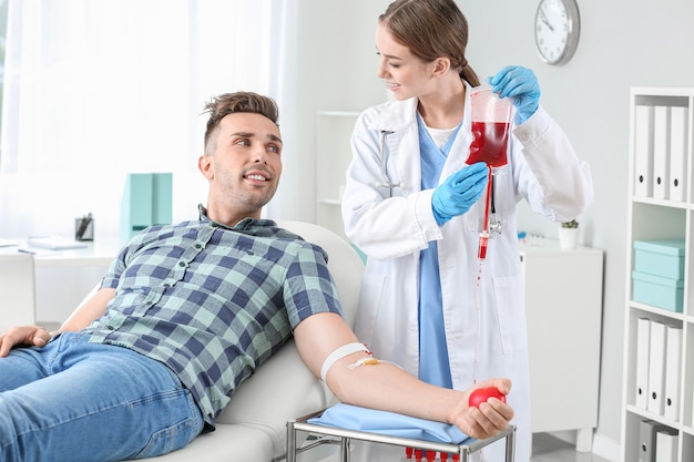 Uomo che dona sangue in ospedale