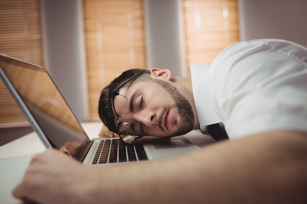 Uomo che dorme in ufficio