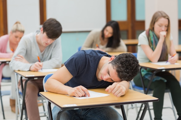 Uomo che dorme nella sala d&#39;esame