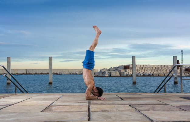 Uomo che esegue esercizi di yoga avanzati e stretching.