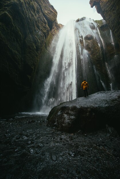 Uomo che esplora l'Islanda. Wanderlust explorer alla scoperta delle meraviglie naturali islandesi