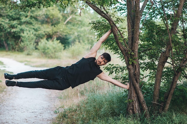 Uomo che fa allenamento in natura