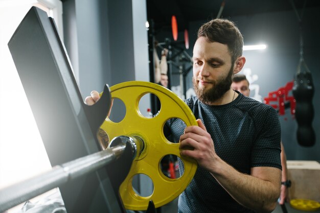 Uomo che fa allenamento o allenamento in palestra