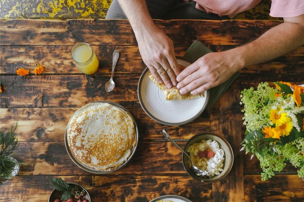 Uomo che fa colazione sana fuori da pranzo all'aperto