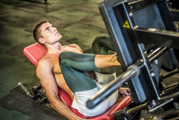 Uomo che fa esercizio di gambe in palestra