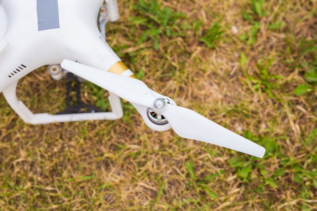 Uomo che fa funzionare il drone in volo o in bilico con il telecomando in natura