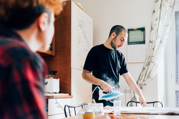 uomo che fa i lavori di casa