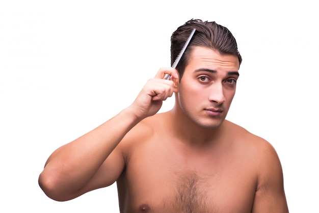 Uomo che fa i suoi capelli isolati su bianco