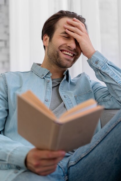 Uomo che fa il suo rituale di cura di sé