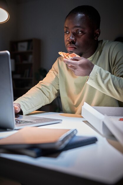 Uomo che fa il suo sovraccarico di lavoro in ufficio