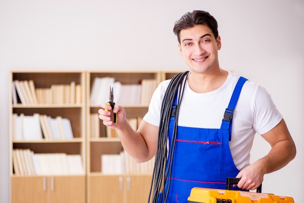 Uomo che fa le riparazioni elettriche a casa