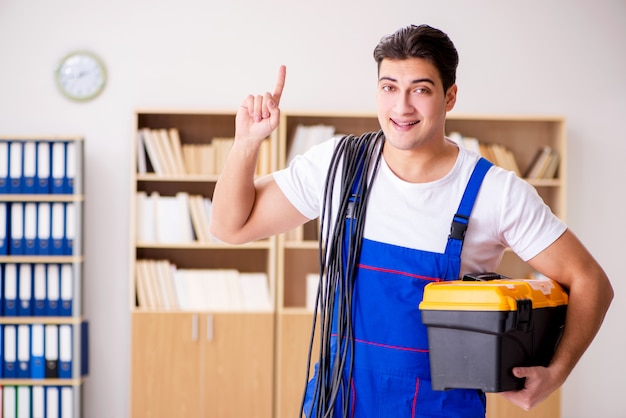 Uomo che fa le riparazioni elettriche a casa