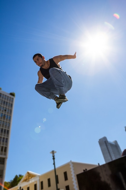 Uomo che fa parkour hardcore in città