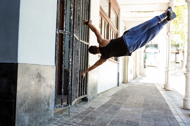 Uomo che fa parkour in città