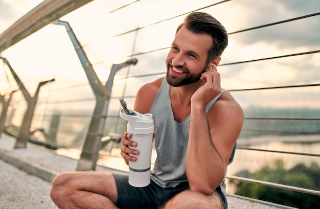 Uomo che fa sport in strada