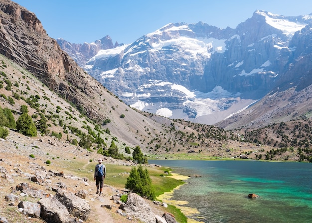 Uomo che fa un'escursione intorno ai laghi Kulikalon nelle montagne di Fann, Tagikistan