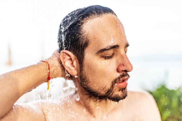 Uomo che fa una doccia all'aperto