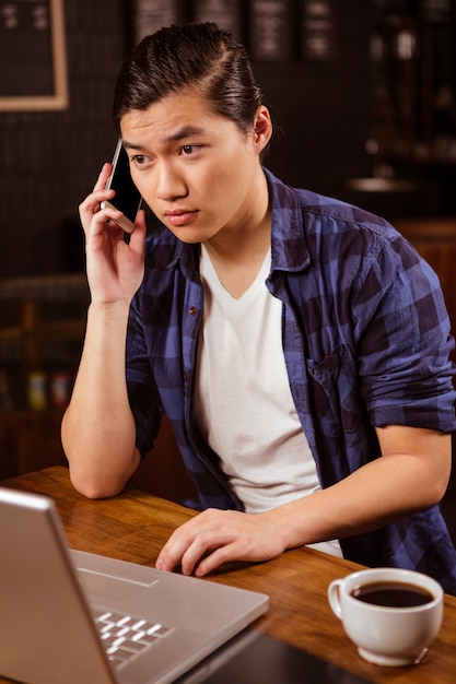 Uomo che fa una telefonata