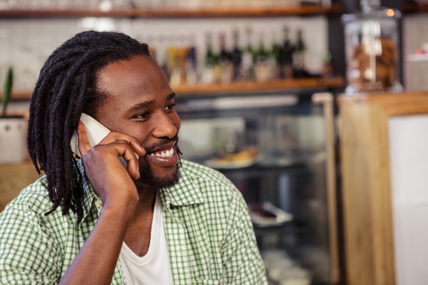 Uomo che fa una telefonata