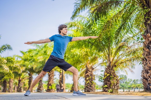 Uomo che fa yoga in un parco tropicale